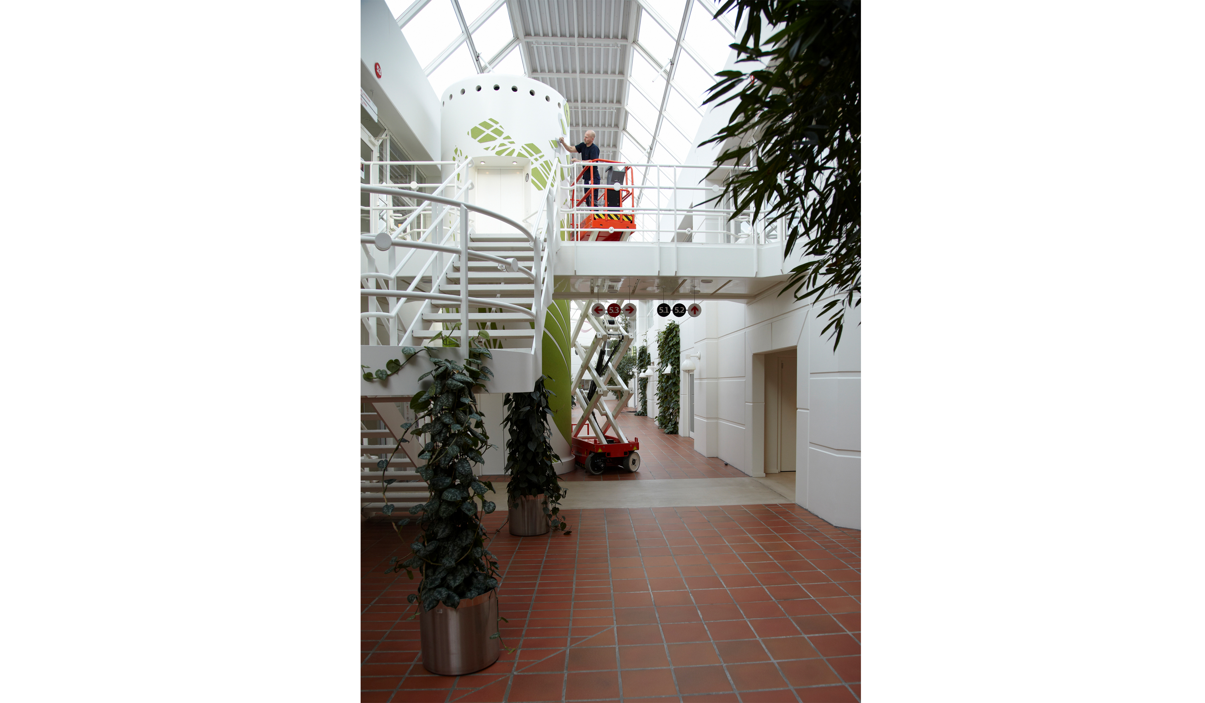 montering af udsmykning med grøn filt på elevatortårn hos Tryg filt (11)