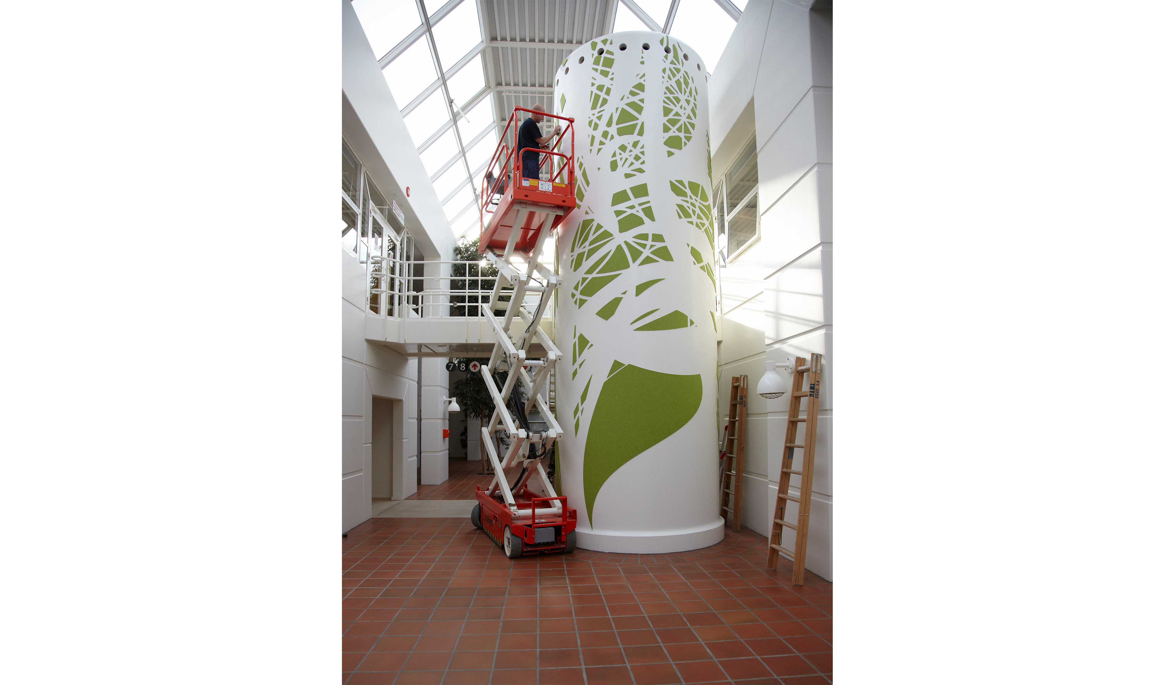 montering af udsmykning med grøn filt på elevatortårn hos Tryg filt (14)