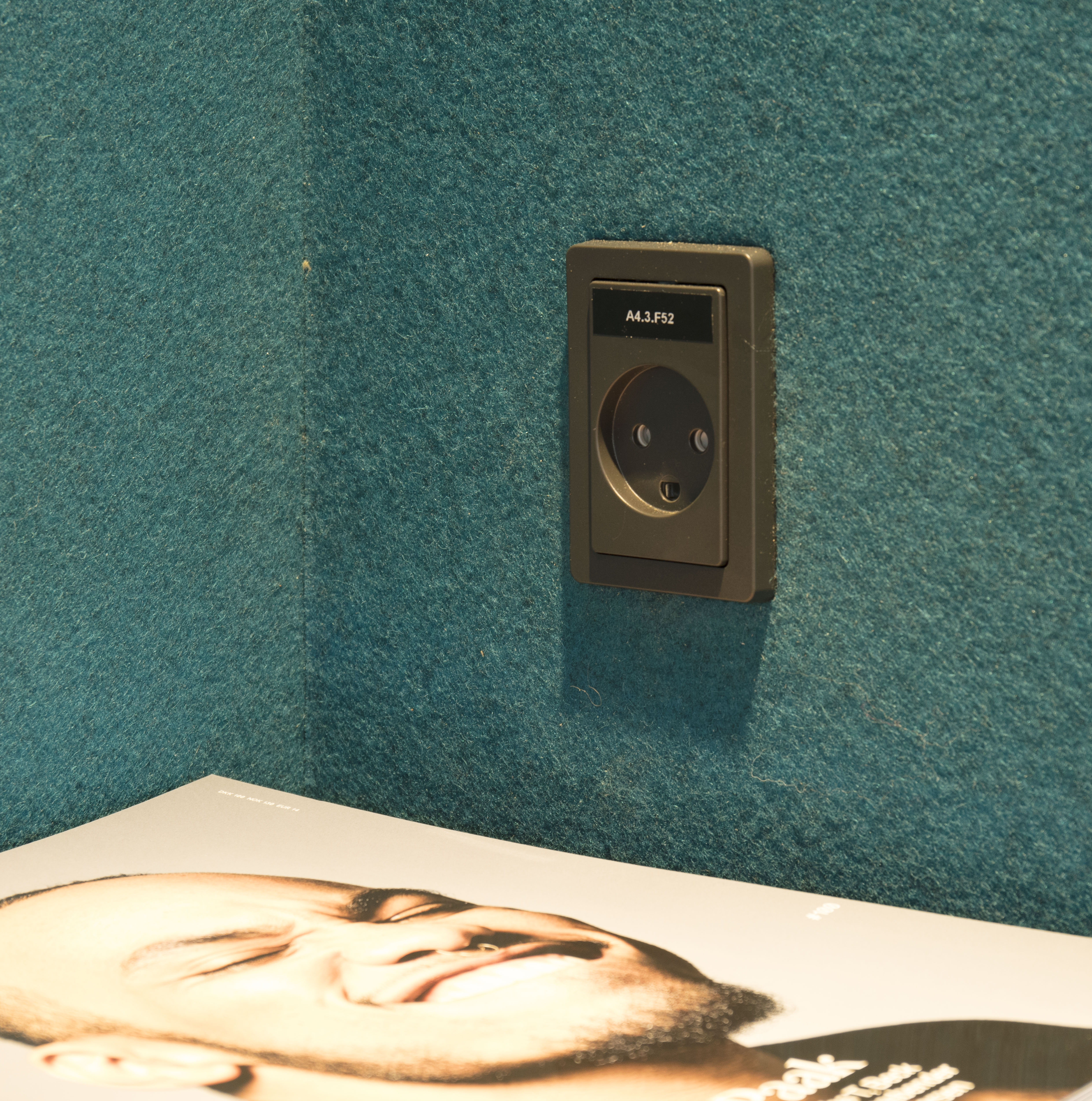 Filt opklæbet på væg i møderum hos TDC