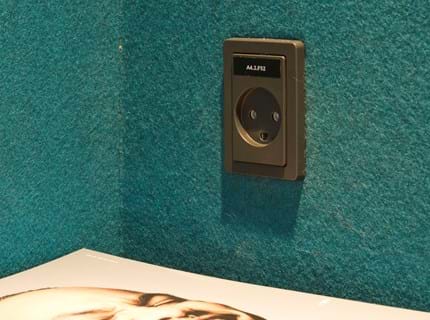 Filt opklæbet på væg i møderum hos TDC