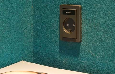 Filt opklæbet på væg i møderum hos TDC