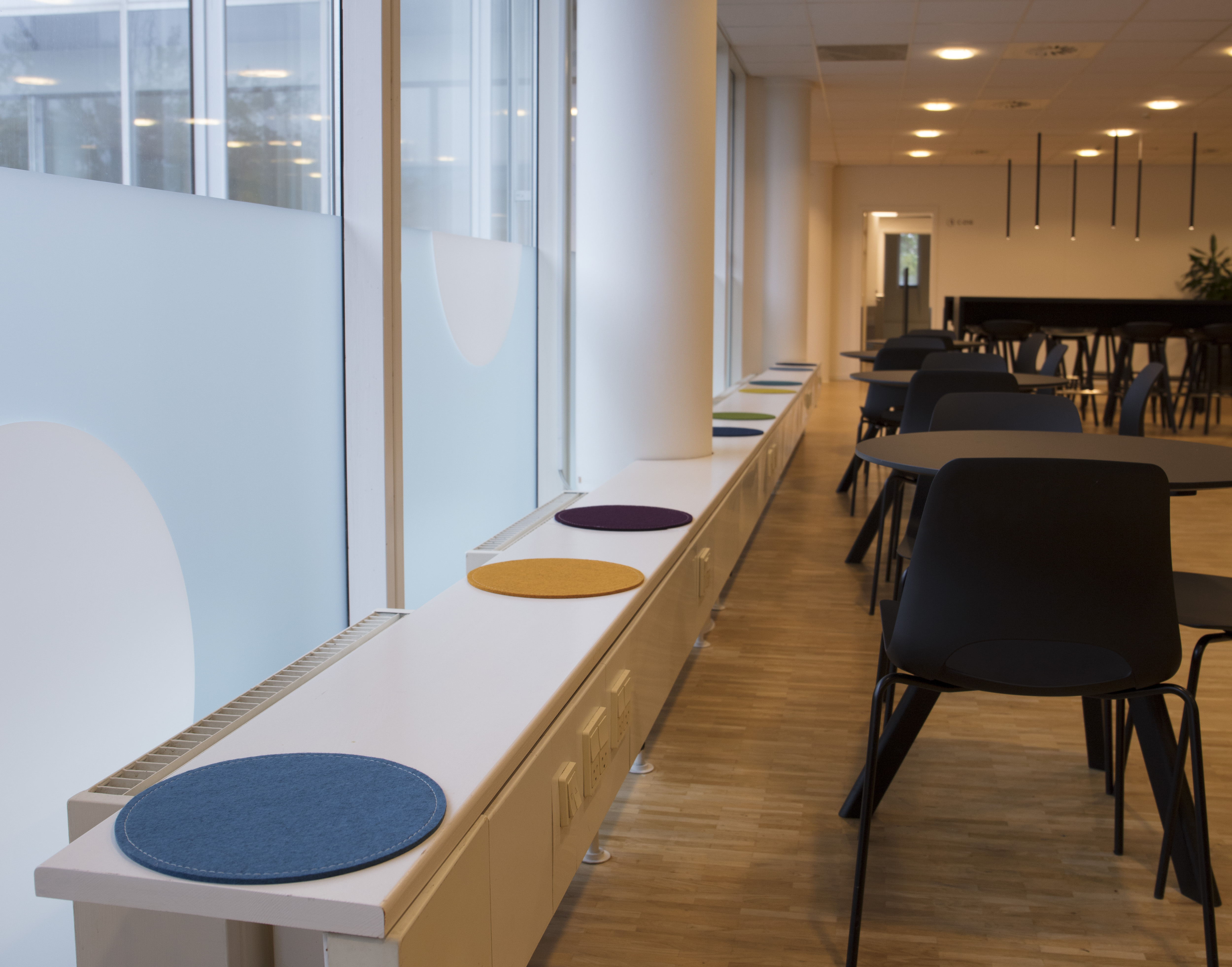 Filt opklæbet på væg i møderum hos TDC (4)