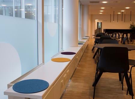 Filt opklæbet på væg i møderum hos TDC (4)