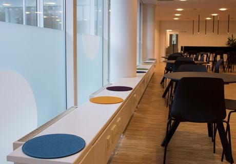 Filt opklæbet på væg i møderum hos TDC (4)