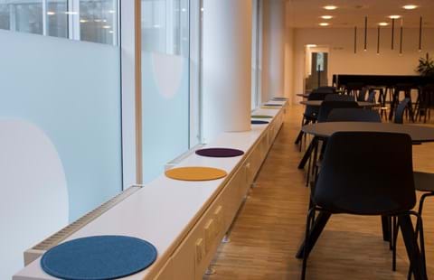 Filt opklæbet på væg i møderum hos TDC (4)