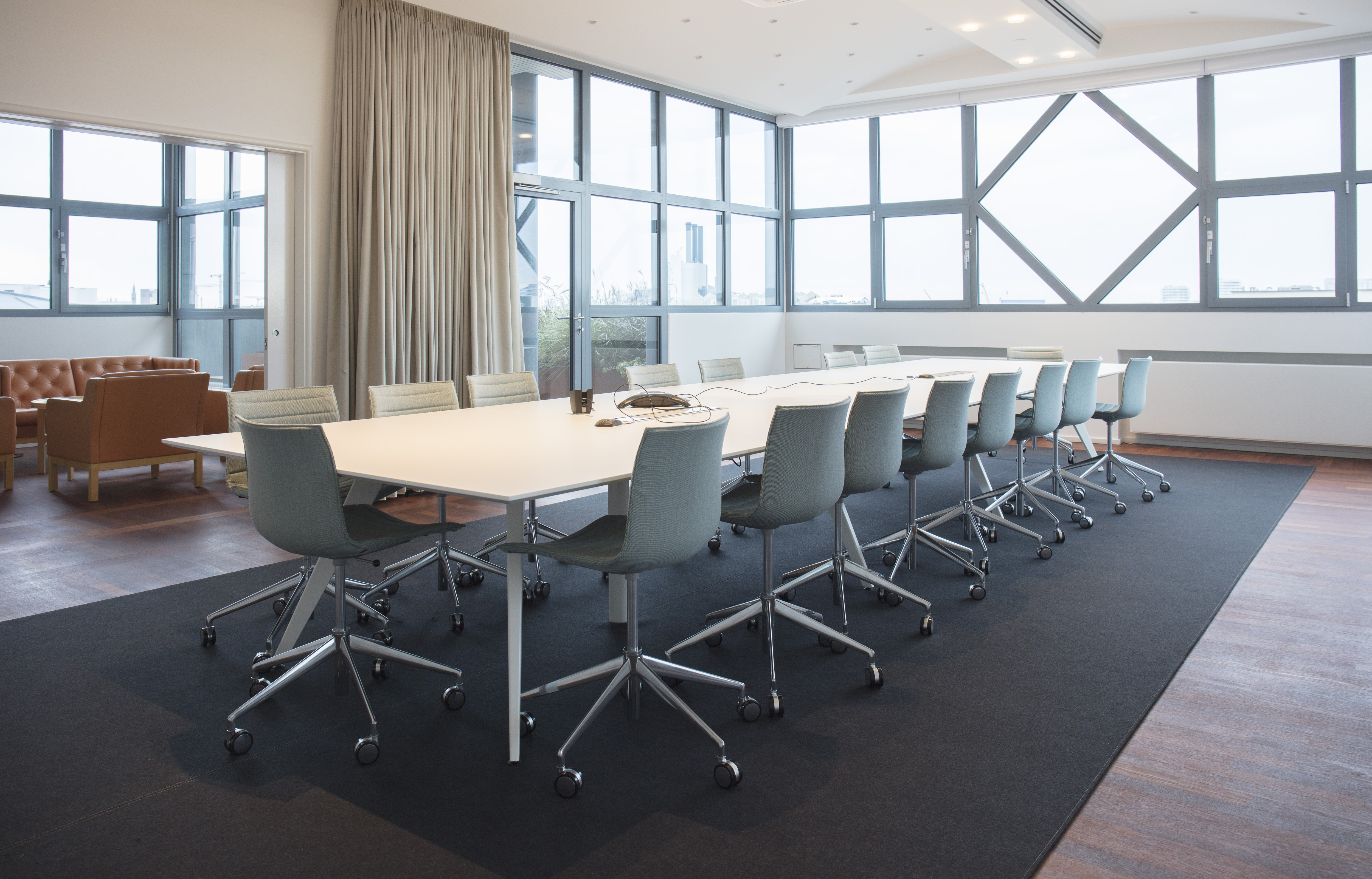 Filt opklæbet på væg i møderum hos TDC (5)