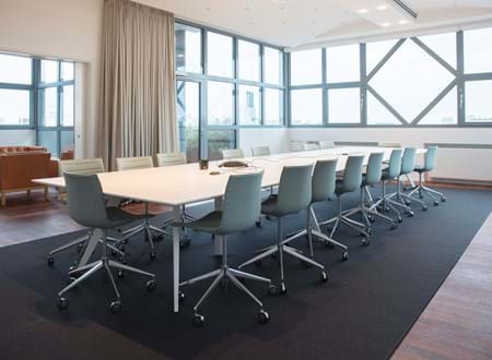 Filt opklæbet på væg i møderum hos TDC (5)