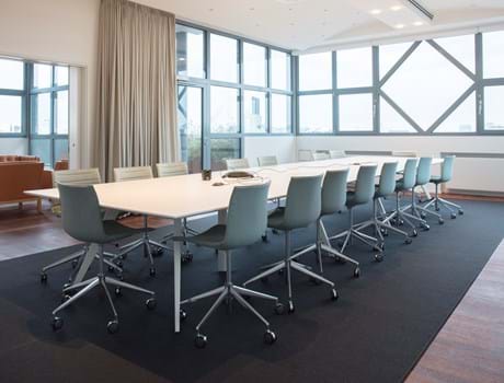 Filt opklæbet på væg i møderum hos TDC (5)