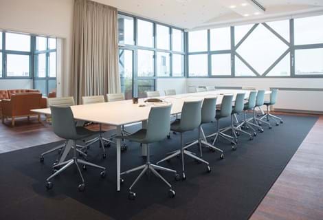 Filt opklæbet på væg i møderum hos TDC (5)