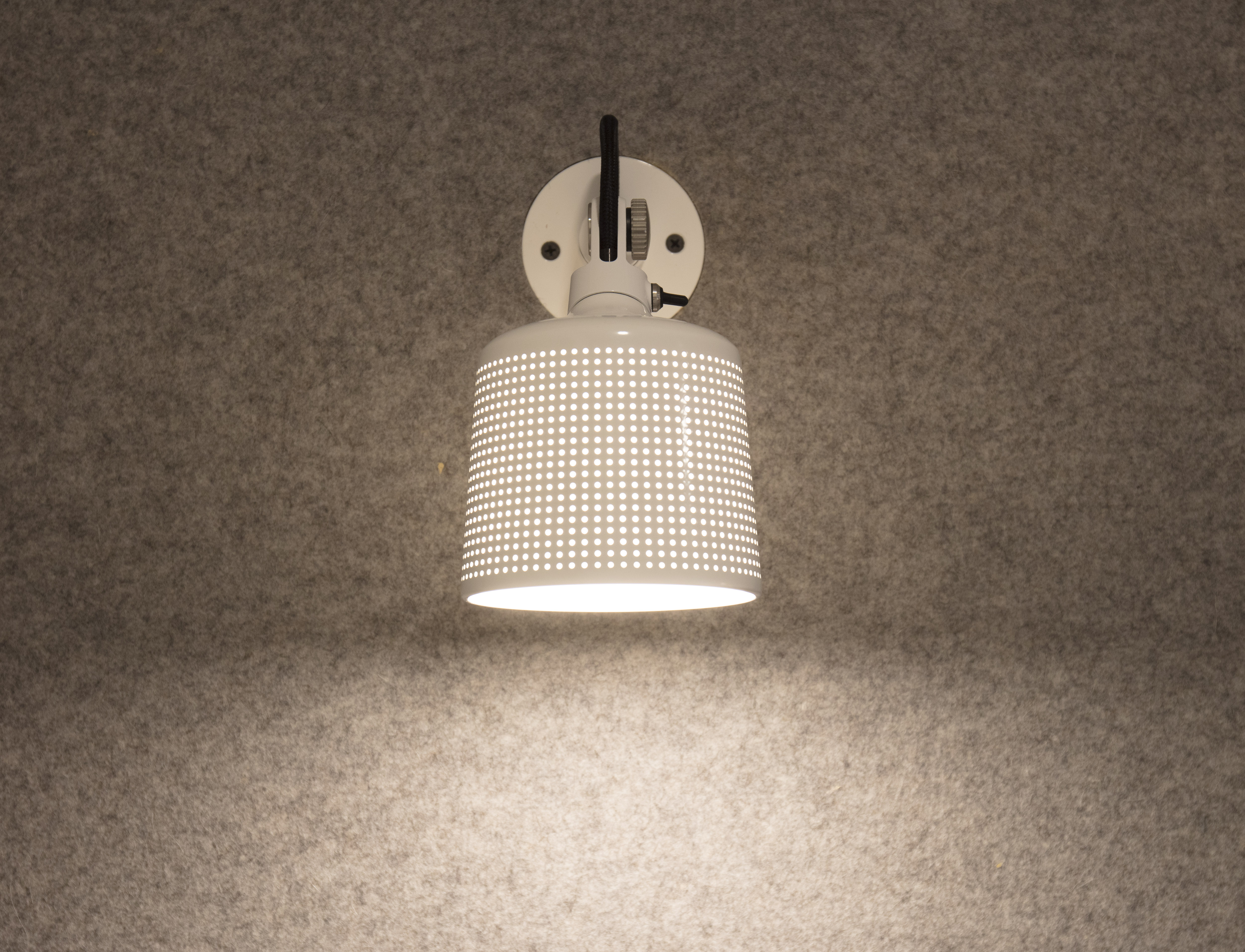 Filt opklæbet på væg i møderum hos TDC (9)