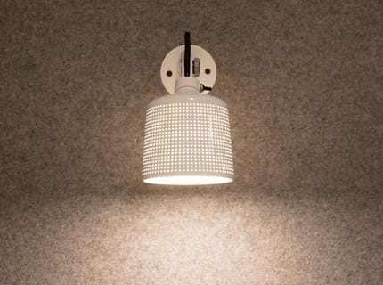 Filt opklæbet på væg i møderum hos TDC (9)