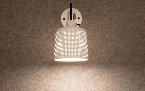 Filt opklæbet på væg i møderum hos TDC (9)