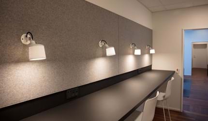 Filt opklæbet på væg i møderum hos TDC (10)