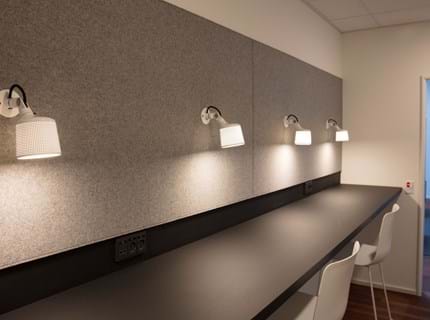 Filt opklæbet på væg i møderum hos TDC (10)