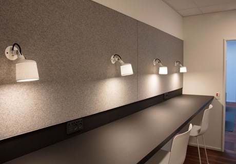 Filt opklæbet på væg i møderum hos TDC (10)