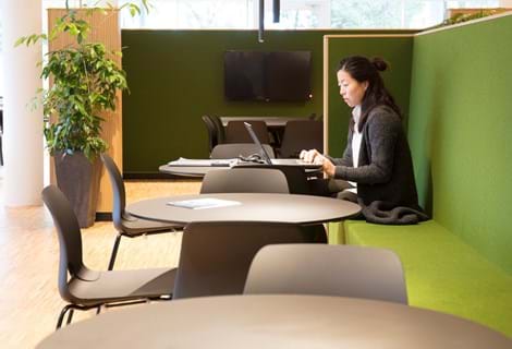 Filt opklæbet på væg i møderum hos TDC (11)