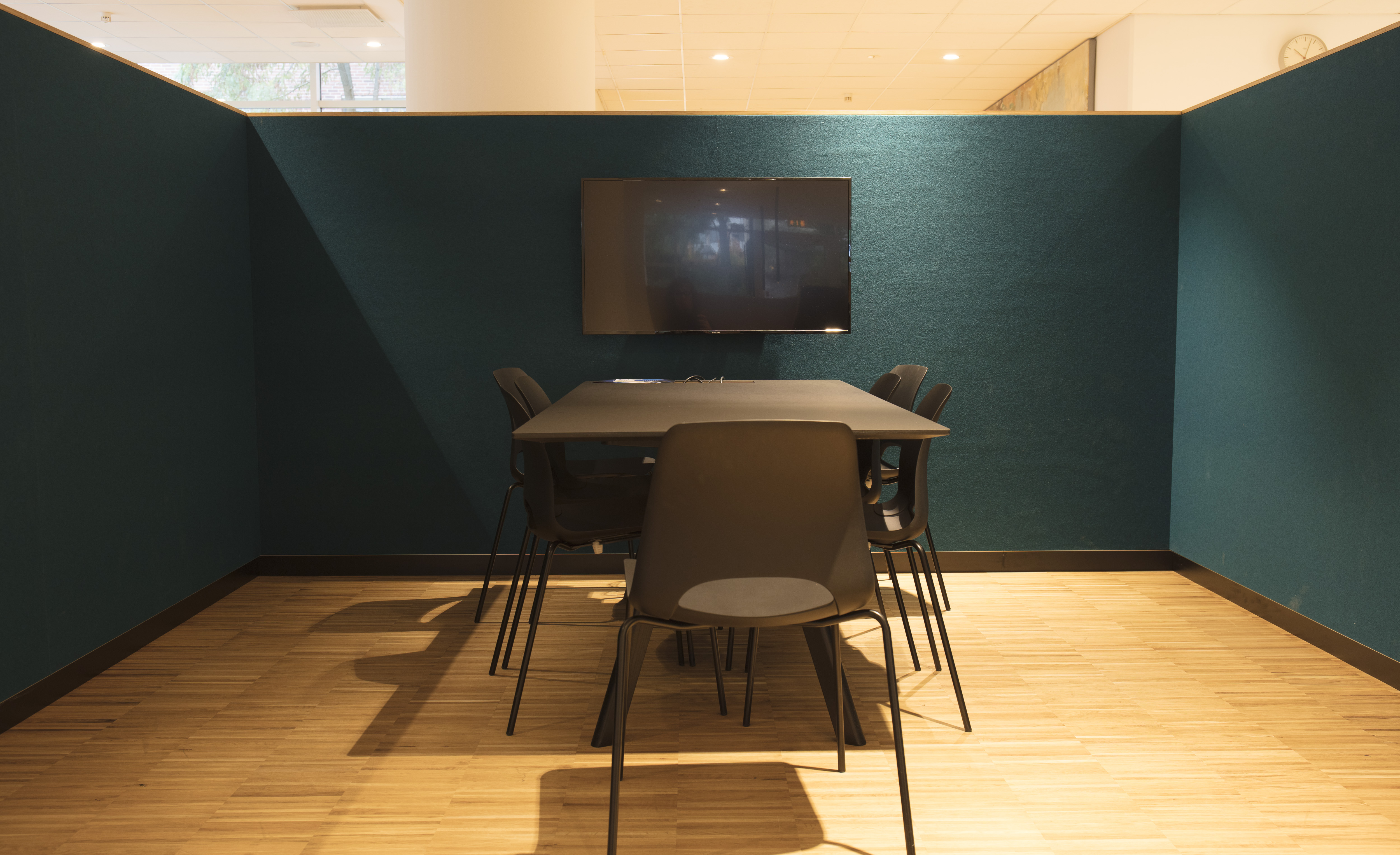 Filt opklæbet på væg i møderum hos TDC (13)