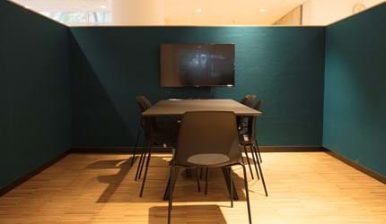 Filt opklæbet på væg i møderum hos TDC (13)