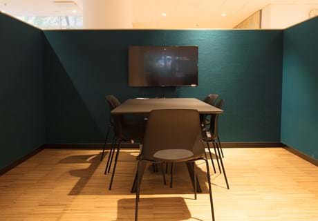 Filt opklæbet på væg i møderum hos TDC (13)