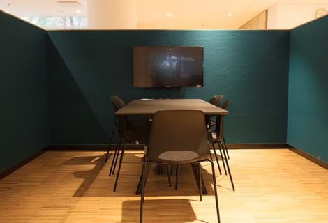 Filt opklæbet på væg i møderum hos TDC (13)