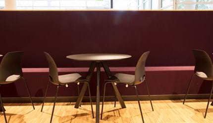 Filt opklæbet på væg i møderum hos TDC (14)