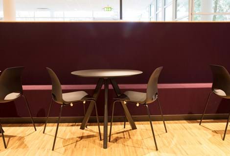 Filt opklæbet på væg i møderum hos TDC (14)