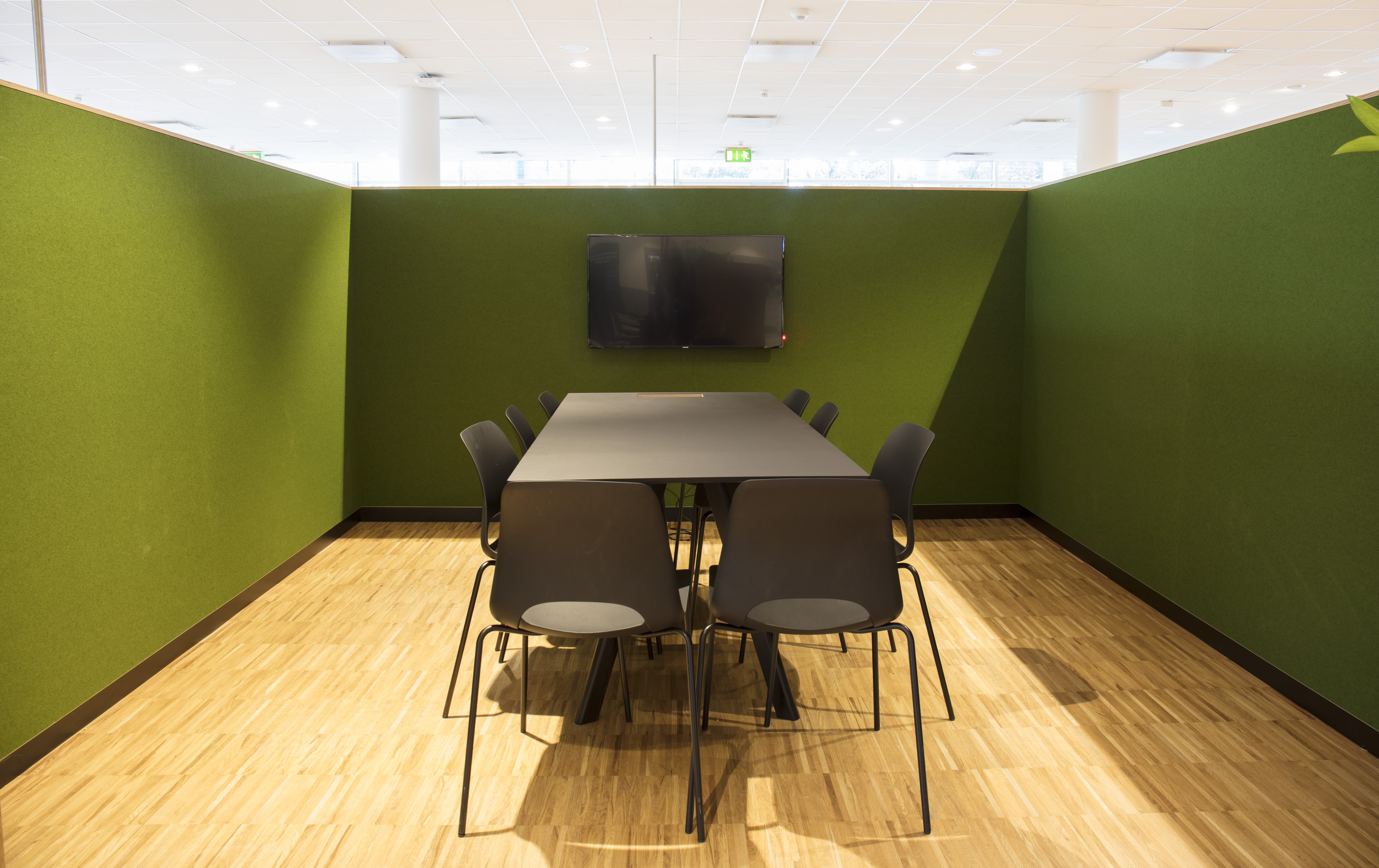 Filt opklæbet på væg i møderum hos TDC (15)