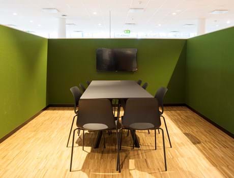 Filt opklæbet på væg i møderum hos TDC (15)