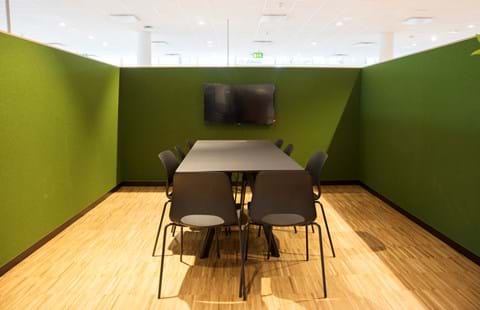 Filt opklæbet på væg i møderum hos TDC (15)