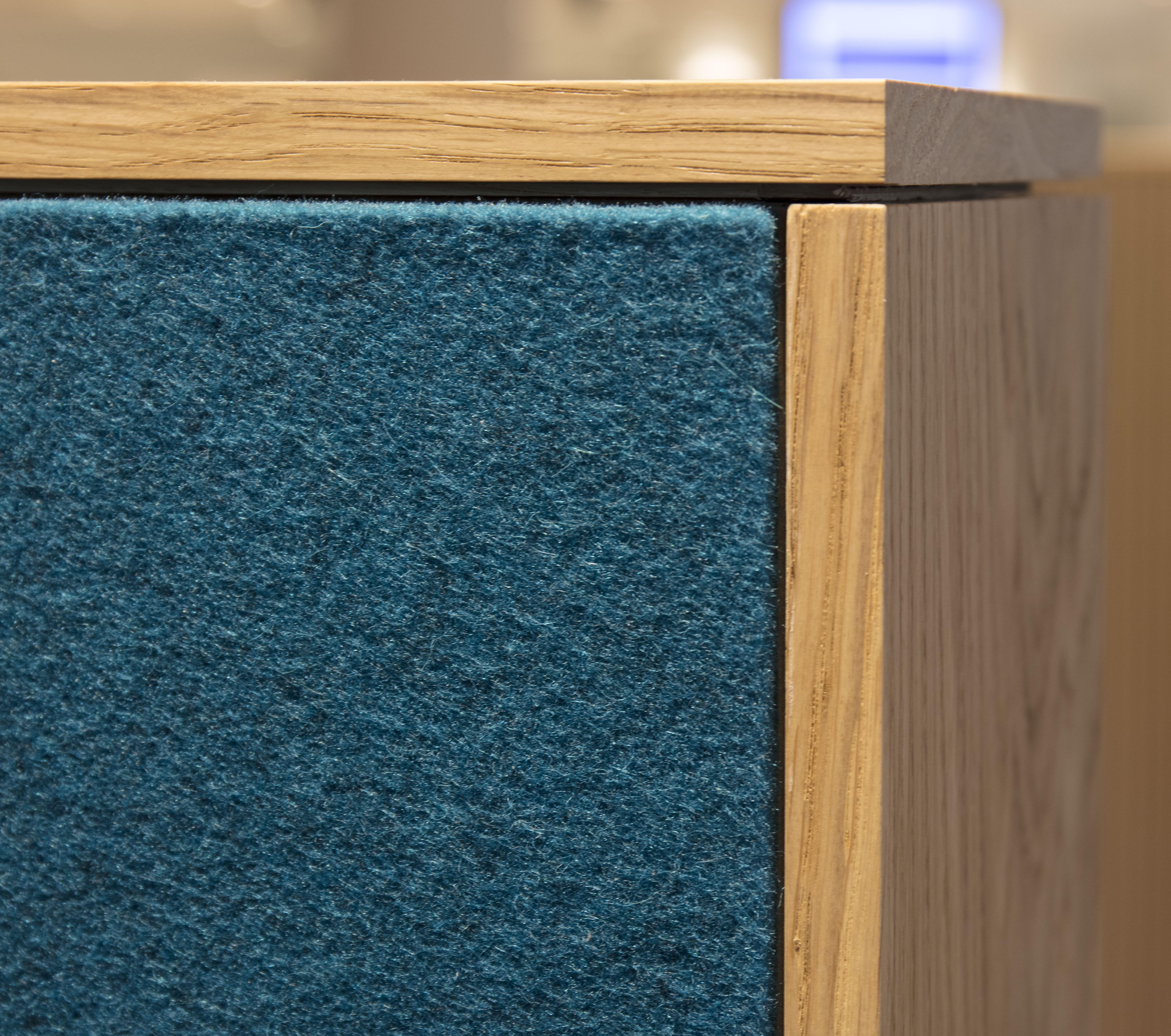 Filt opklæbet på væg i møderum hos TDC (16)