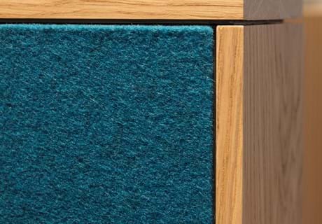 Filt opklæbet på væg i møderum hos TDC (16)