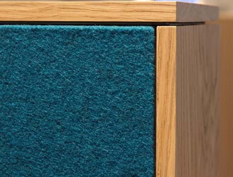 Filt opklæbet på væg i møderum hos TDC (16)