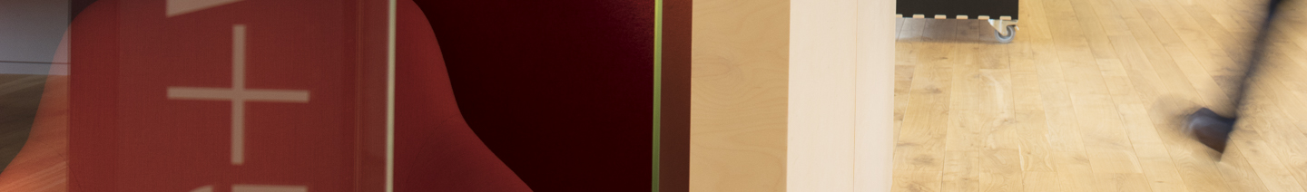 Fraster filt opklæbet på væg