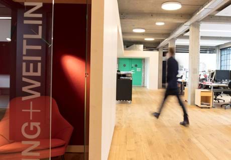 Fraster filt opklæbet på væg