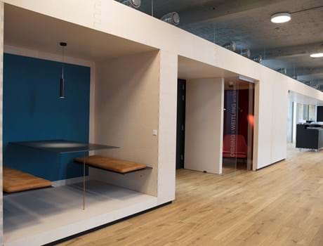 Fraster filt opklæbet på væg