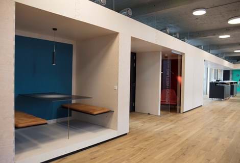 Fraster filt opklæbet på væg