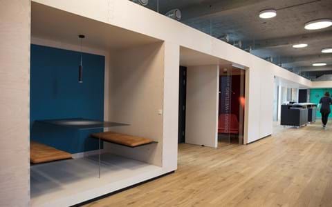 Fraster filt opklæbet på væg