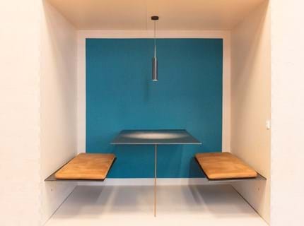 Fraster filt opklæbet på væg