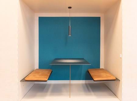 Fraster filt opklæbet på væg