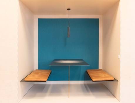 Fraster filt opklæbet på væg