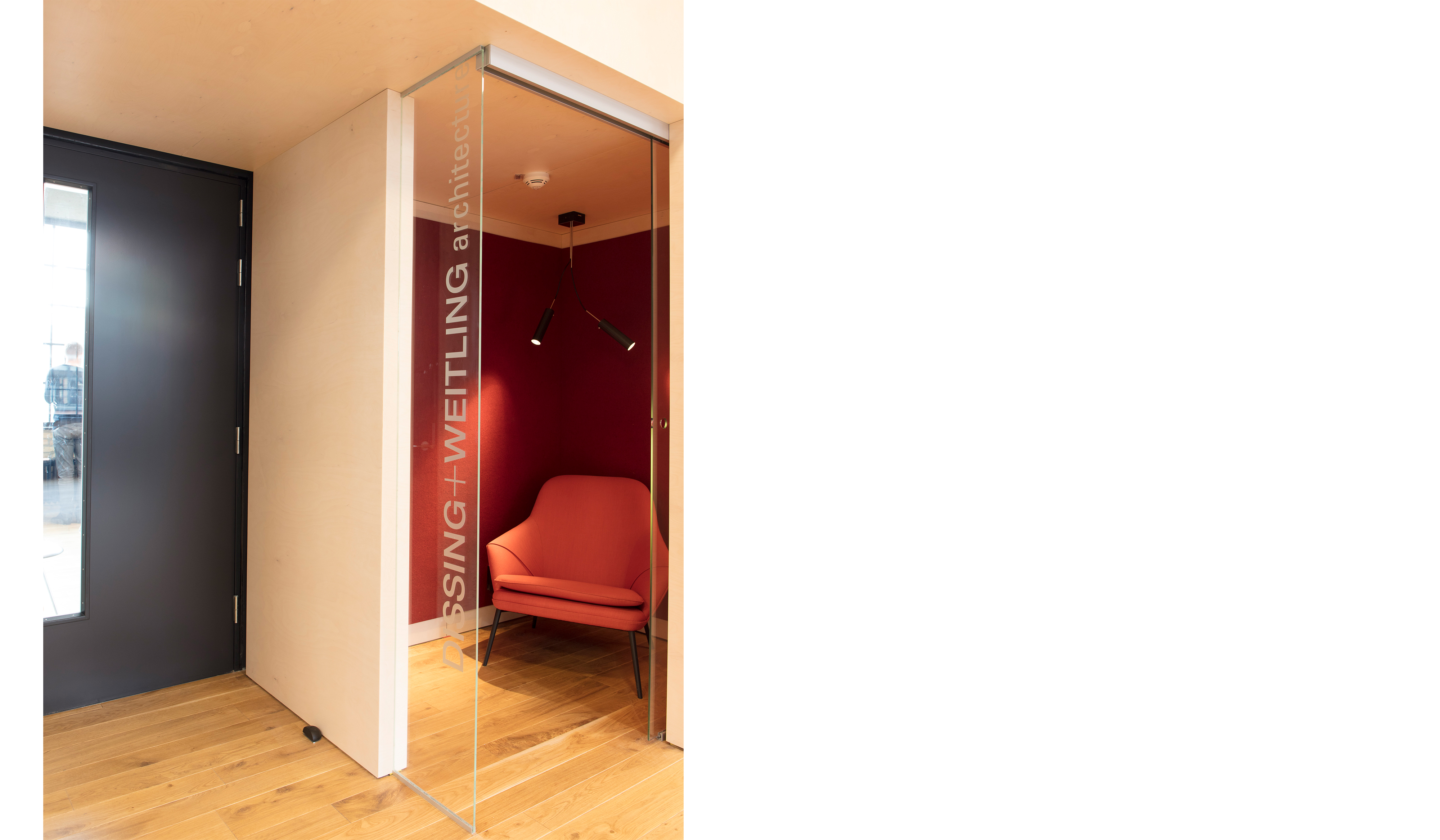 Fraster filt opklæbet på væg