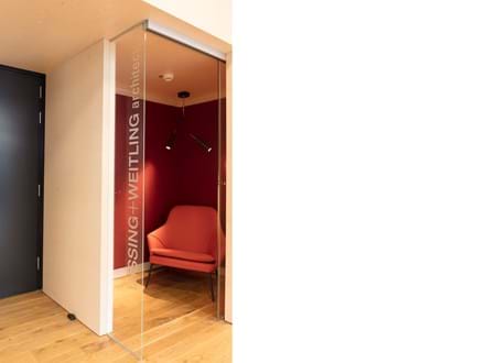 Fraster filt opklæbet på væg