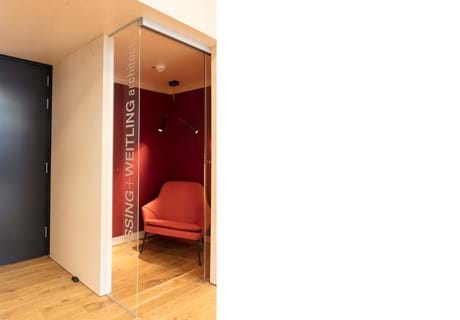 Fraster filt opklæbet på væg