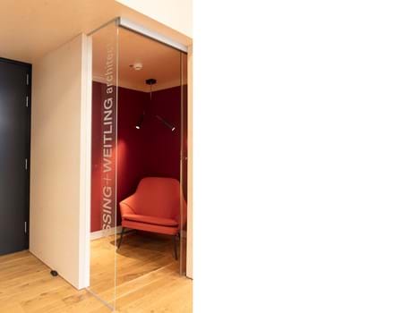 Fraster filt opklæbet på væg