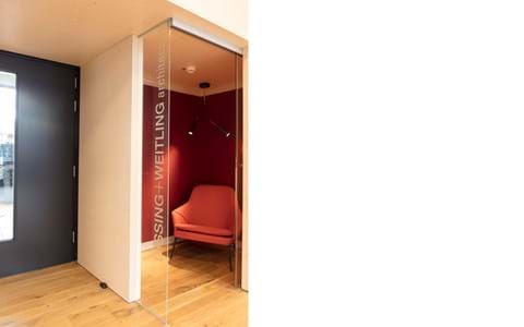 Fraster filt opklæbet på væg