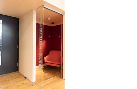 Fraster filt opklæbet på væg