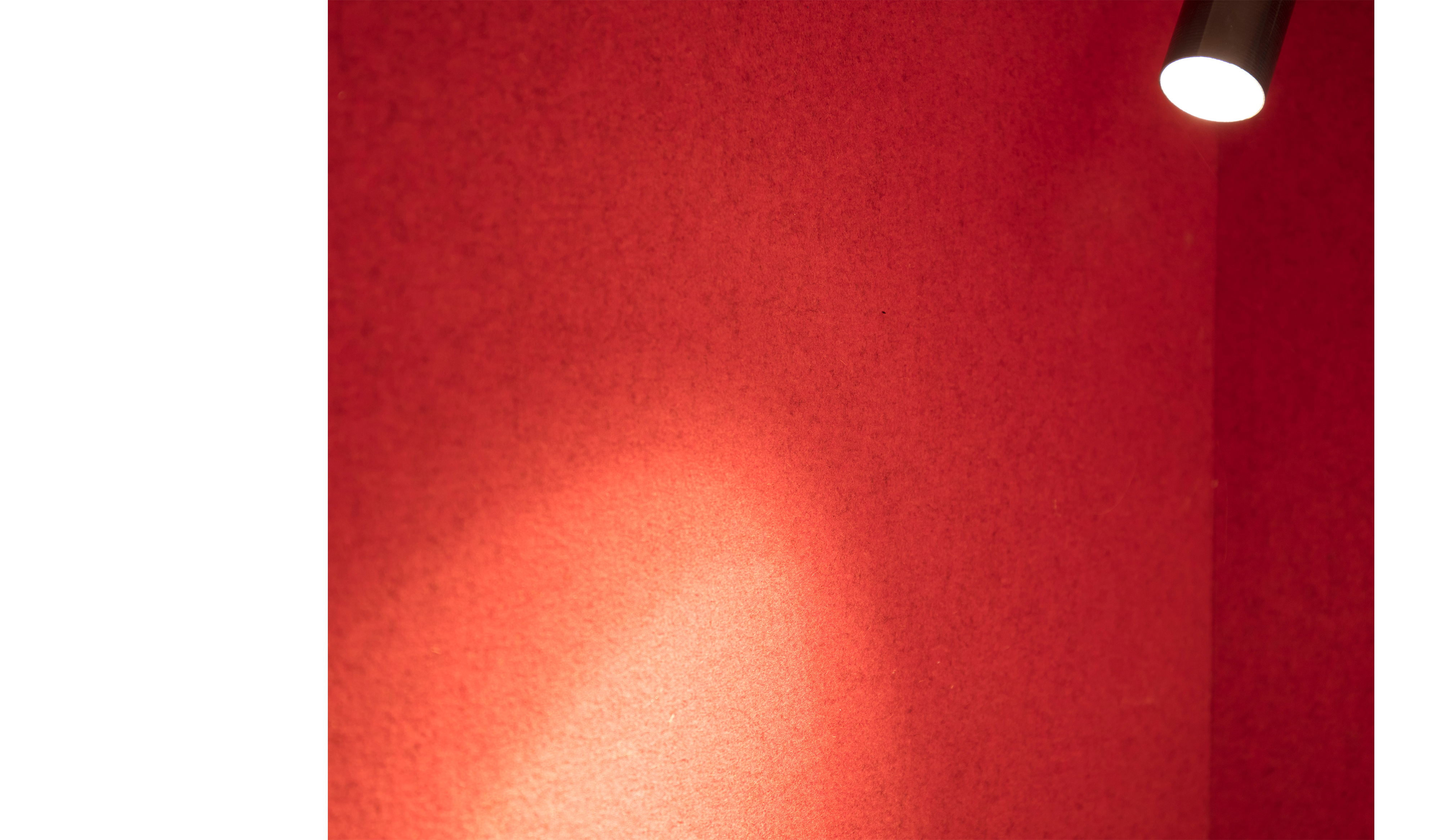 Fraster filt opklæbet på væg