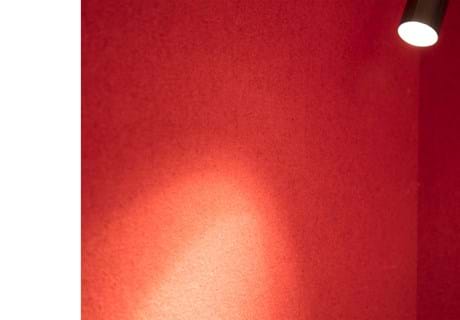 Fraster filt opklæbet på væg