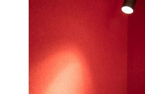 Fraster filt opklæbet på væg