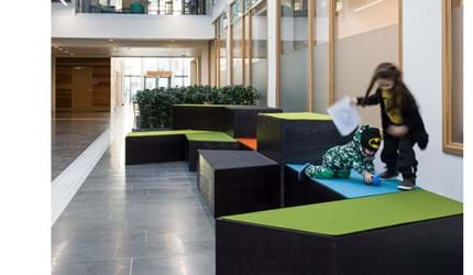 Filt sæder på kasser på rådhus